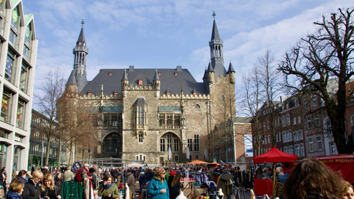 Blick auf den Katschhof mit Rathhaus im Hintergrund